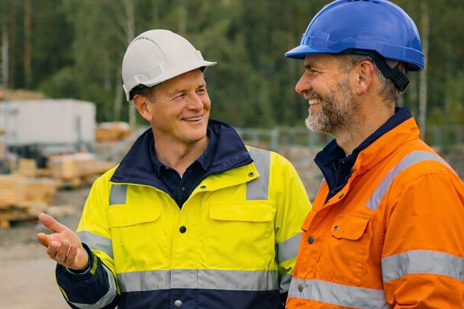 To fagarbeidere i dialog på byggeplass